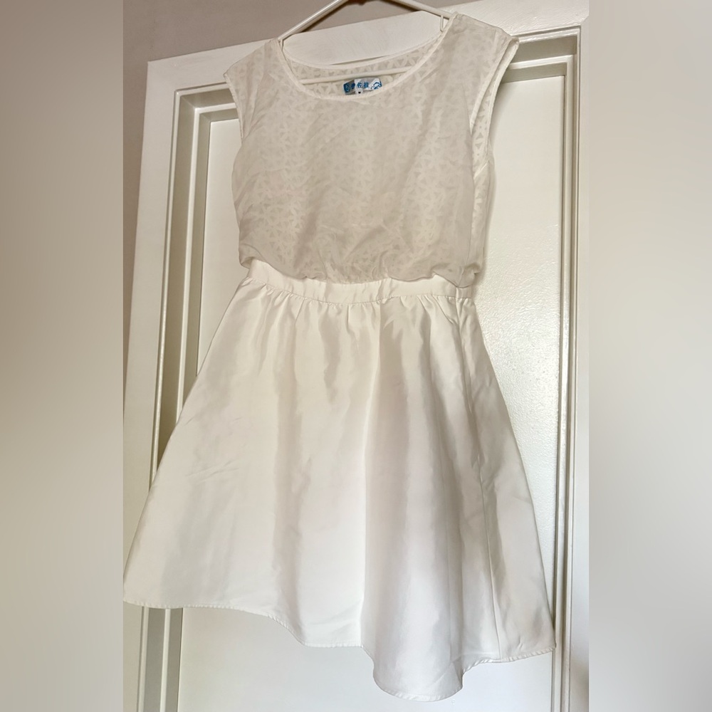 Elegant White Sleeveless Dress